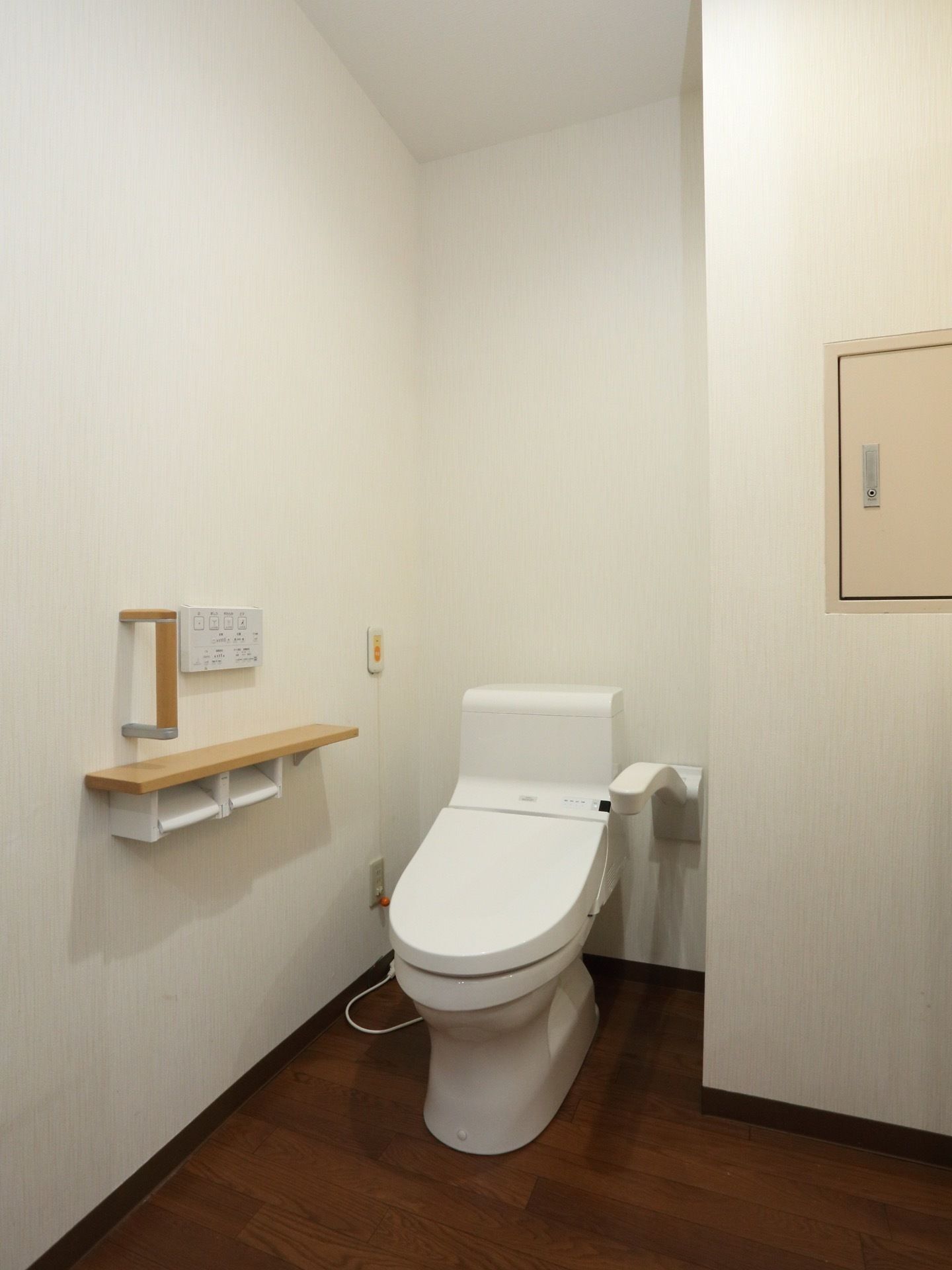 トイレでは、立ち座りがしやすいように便座の横や壁に手すりが設置されている。呼び出しボタンもあり、困ったときにもすぐに知らせることができる。