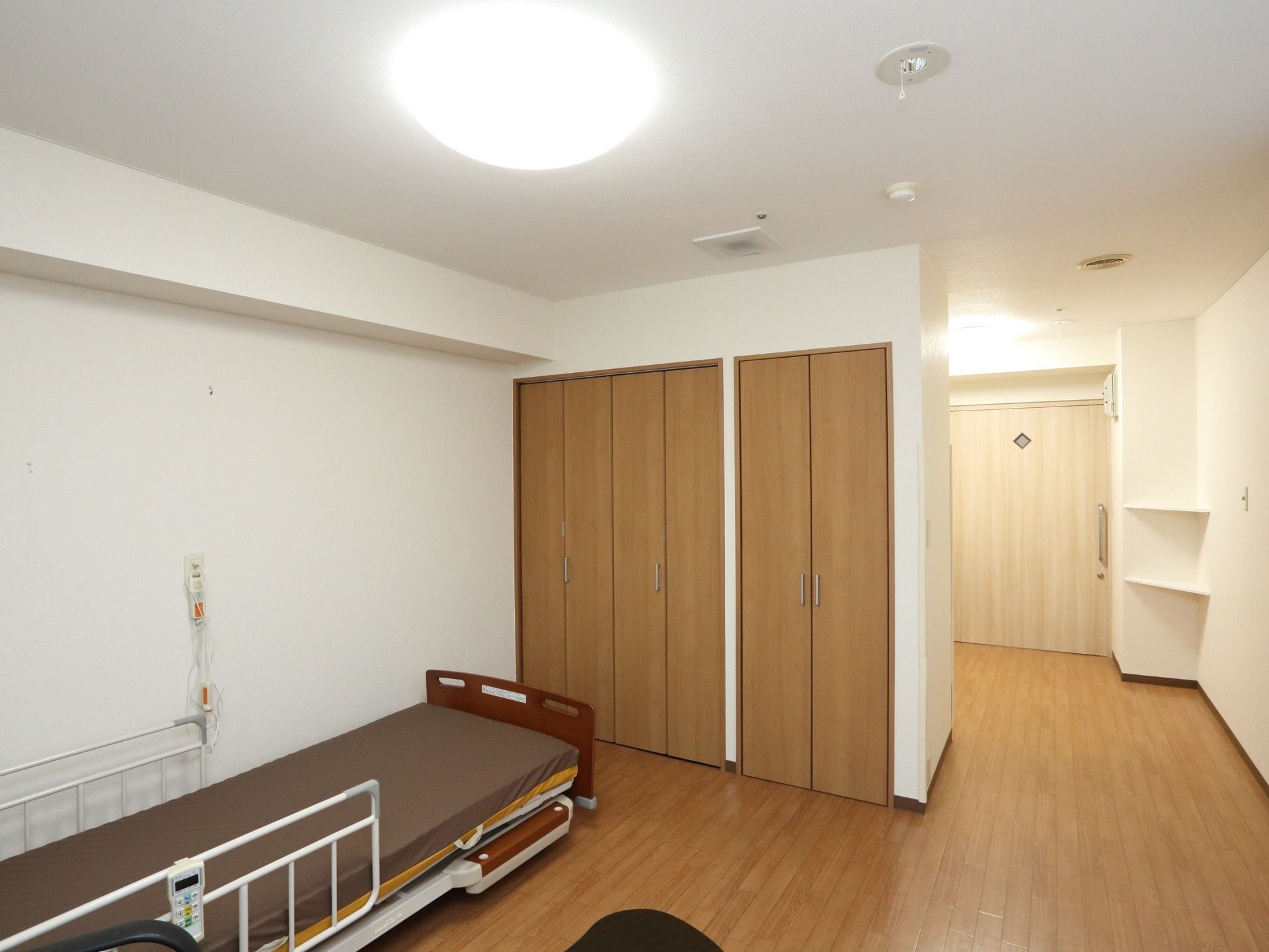 居室には、介護用ベッドが設置されており、スイッチの操作により起き上がりなどの動作の補助に利用でき、入居者様の負担を軽減することができる。