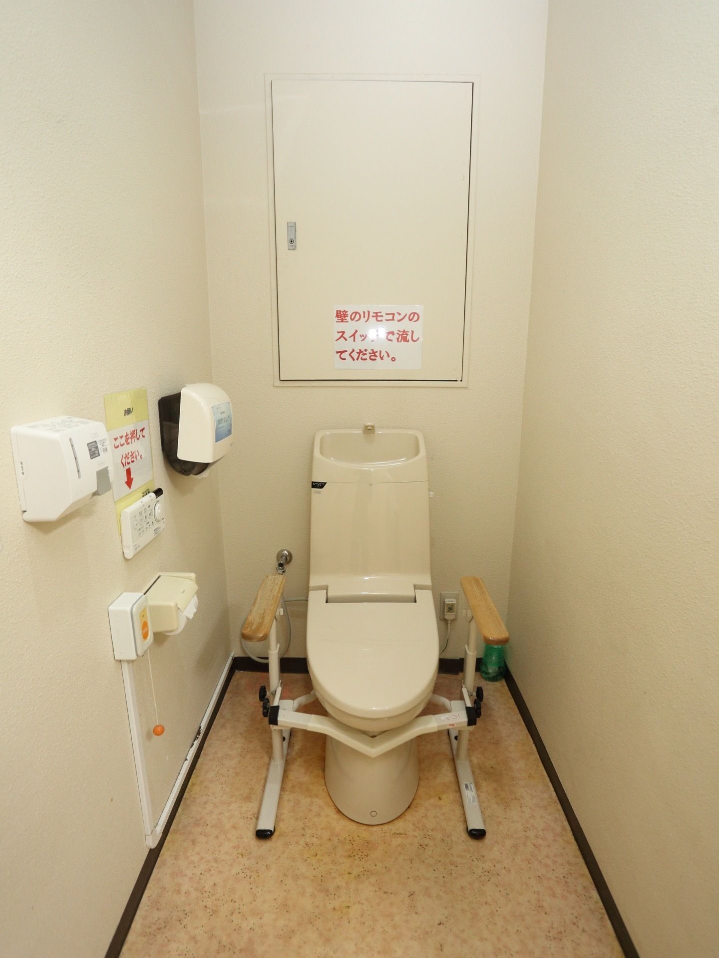 トイレは便座の左右に手すりが設置されており、立ち座りの際に利用することができる。壁には呼び出しボタンも備えており、安心感がある。