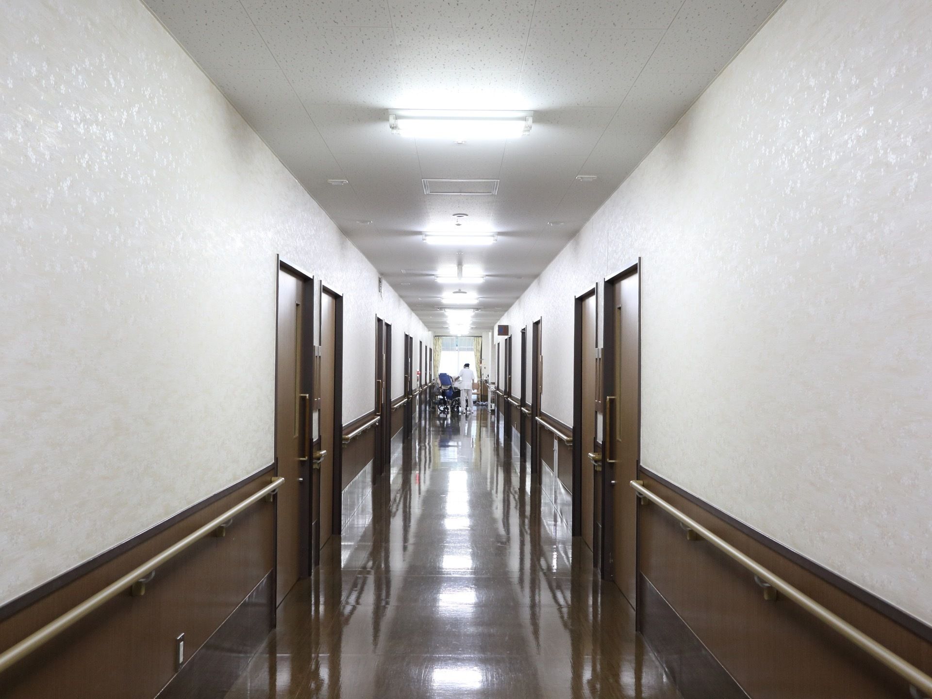 通路の左右には手すりを設置しており、歩行の際の補助に利用できる。また、通路は幅にゆとりがあり、車椅子の入居者様も安心して利用できる。