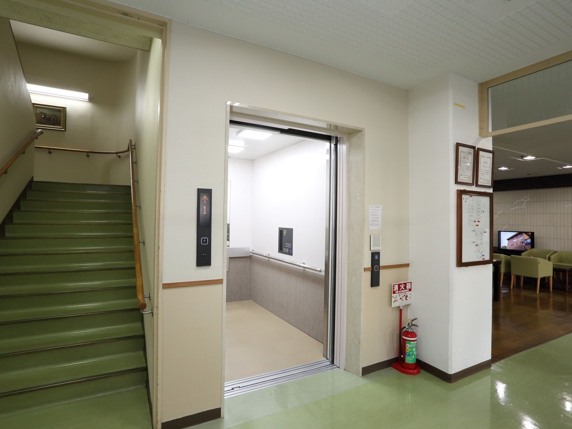 エレベーターを1基設置している。エレベーターの前には消火器が設置されており、いざという時も安心である。