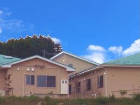 有料老人ホーム彩の里の外観。明るくおしゃれな洋式デザインを基調とした外観設計となっております。