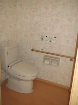 有料老人ホーム彩の里のトイレ。居室内に設けられた個人専用のトイレとなっております。お気軽にご利用いただけます。