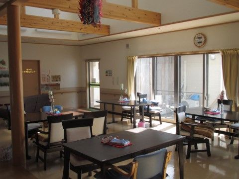 有料老人ホーム彩の里のホール。日々多くの入居者様で大いに賑わう、楽しいお食事風景となっております。