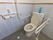 個人用のトイレ。便座の左手側には背中側の壁から張り出した手すり、右手側にはＬ字型のものが設置されている。