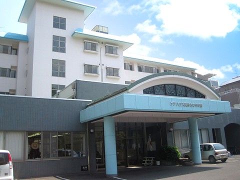 長府ケアハウスの外観。大きな駐車場を完備しておりますので、ご来訪の際はお車でのお越しが可能となっております。