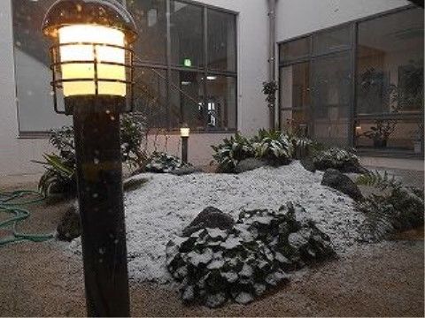 長府ケアハウスの中庭。風情ある中庭をご用意しております。日々の生活をより豊かにしていただけます。