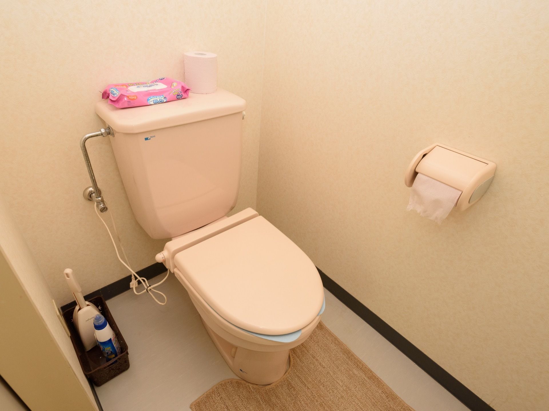 シンプルに便座だけがある水洗トイレには、掃除道具やトイレマットなどを置いて使いやすくすることができる。