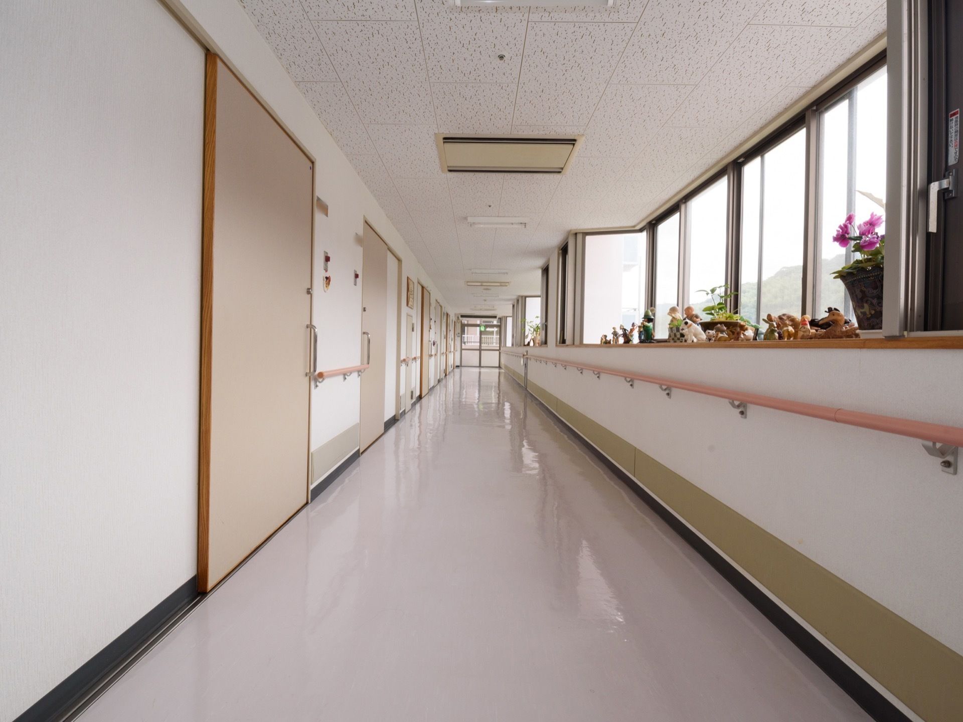 出窓にはぬいぐるみや小鉢などがおいてあり、出窓の下には手すりが設置してある。反対側はスライド式の扉がついている。扉の間にも手すりがある。