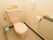 トイレには、ヒーターがあり、冬場の寒さが厳しい時期にも落ち着いて座っていることができる。便座除菌用の消毒のディスペンサーもある。