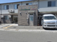 明るく平和な介護施設の外観