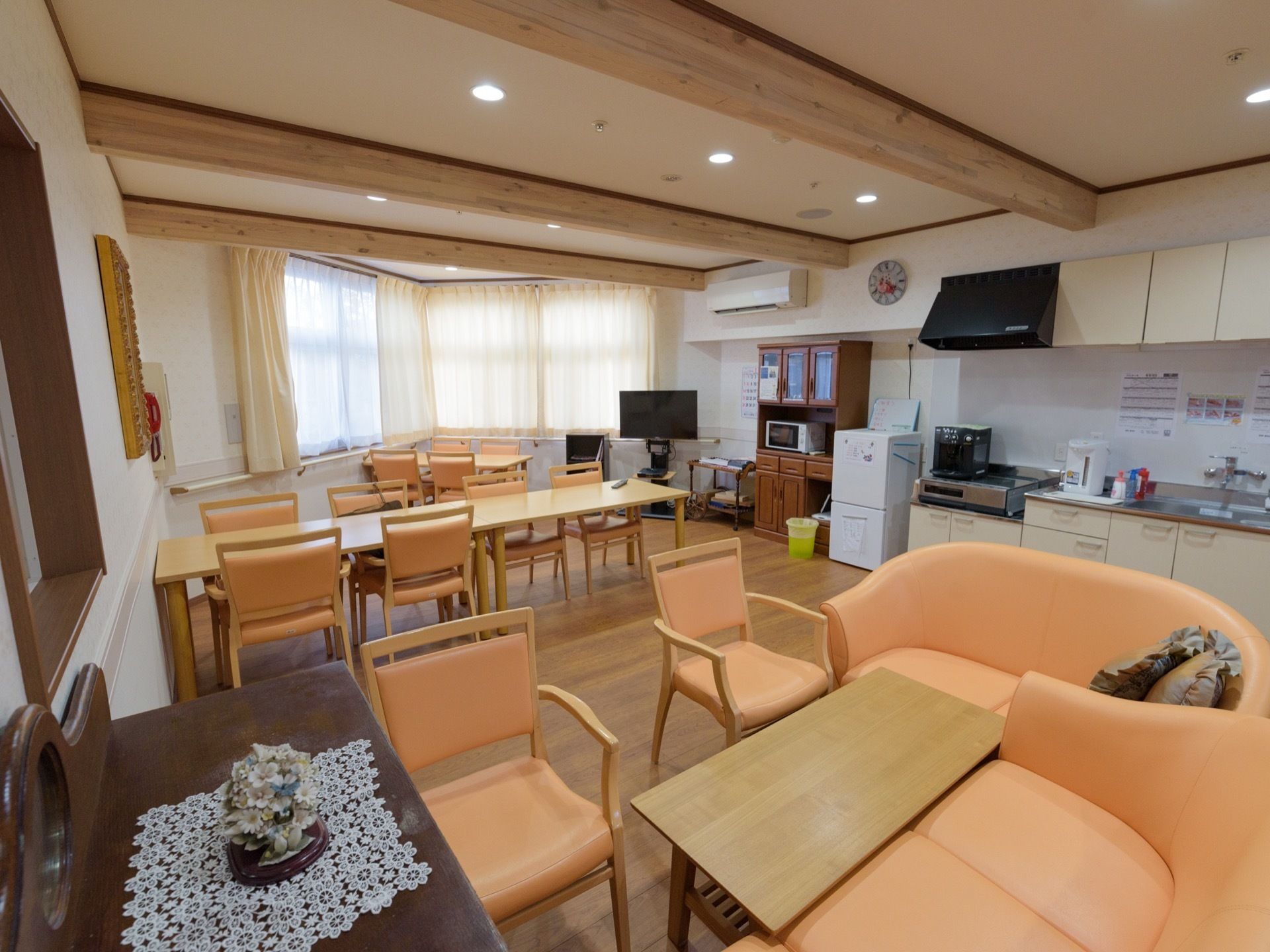 キッチンスペースと隣接した食堂。日光が入る窓があり、大型テレビも完備しているため、食事時間以外でも食堂を使用することができる。
