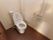 トイレ床はフローリングで、広い空間になっている為、介護者の方も一緒に入ることができる。壁には手すりもあり、安心して利用できる。