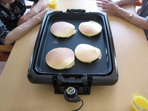 サービス付き高齢者向け住宅 伽暖のレクリエーション。お料理を入居者様全員で楽しむ企画も定期的にございます。
