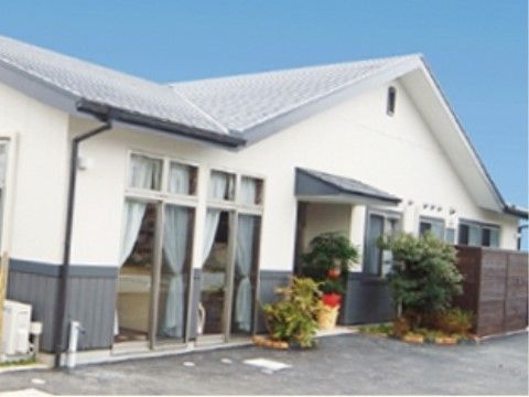 サービス付き高齢者向け住宅 心暖の外観。大きな駐車場を完備しておりますので、ご来訪の際はお車でのお越しができます。