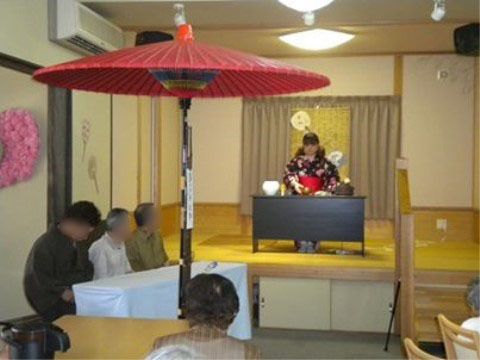 サービス付き高齢者向け住宅 心暖のレクリエーション。定期的にボランティアの方々をお招きしての催しを行っております。