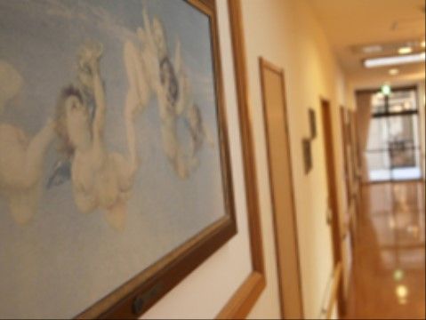 グループホーム 暖の廊下。明るく見通しの良い廊下では、夜間一人でのご利用が楽に行なえます。