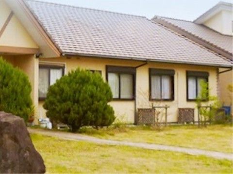 グループホーム 暖の外観。緑を感じながらの日々をおおくりいただける大きなお庭のついた施設環境です。