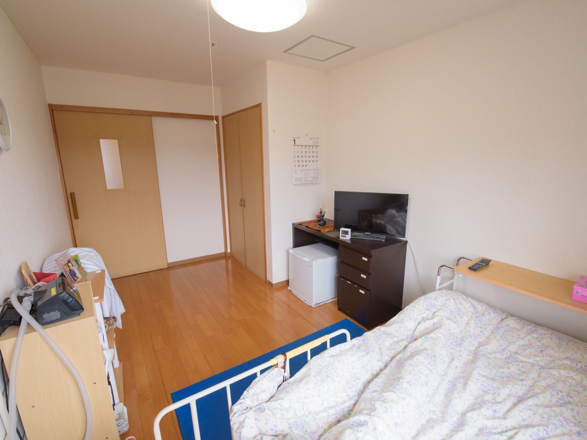 居室にはクローゼットが作り付けになっている。個室であり、ベッドの他、テレビや冷蔵庫、タンスが置かれている。