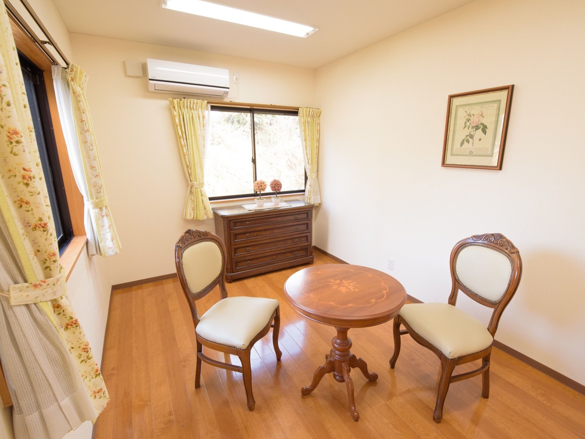 ロココ調の家具が揃えられた談話室には、窓が２箇所ついており風がよく通る。来訪者様との歓談やちょっとした休憩に利用できる。