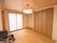 畳敷きの部屋がある。照明も部屋の雰囲気に合わせ、和風である。クローゼットがある。左に車椅子が置かれている。