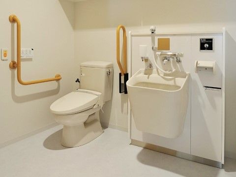 手すり付きの清潔なトイレ
