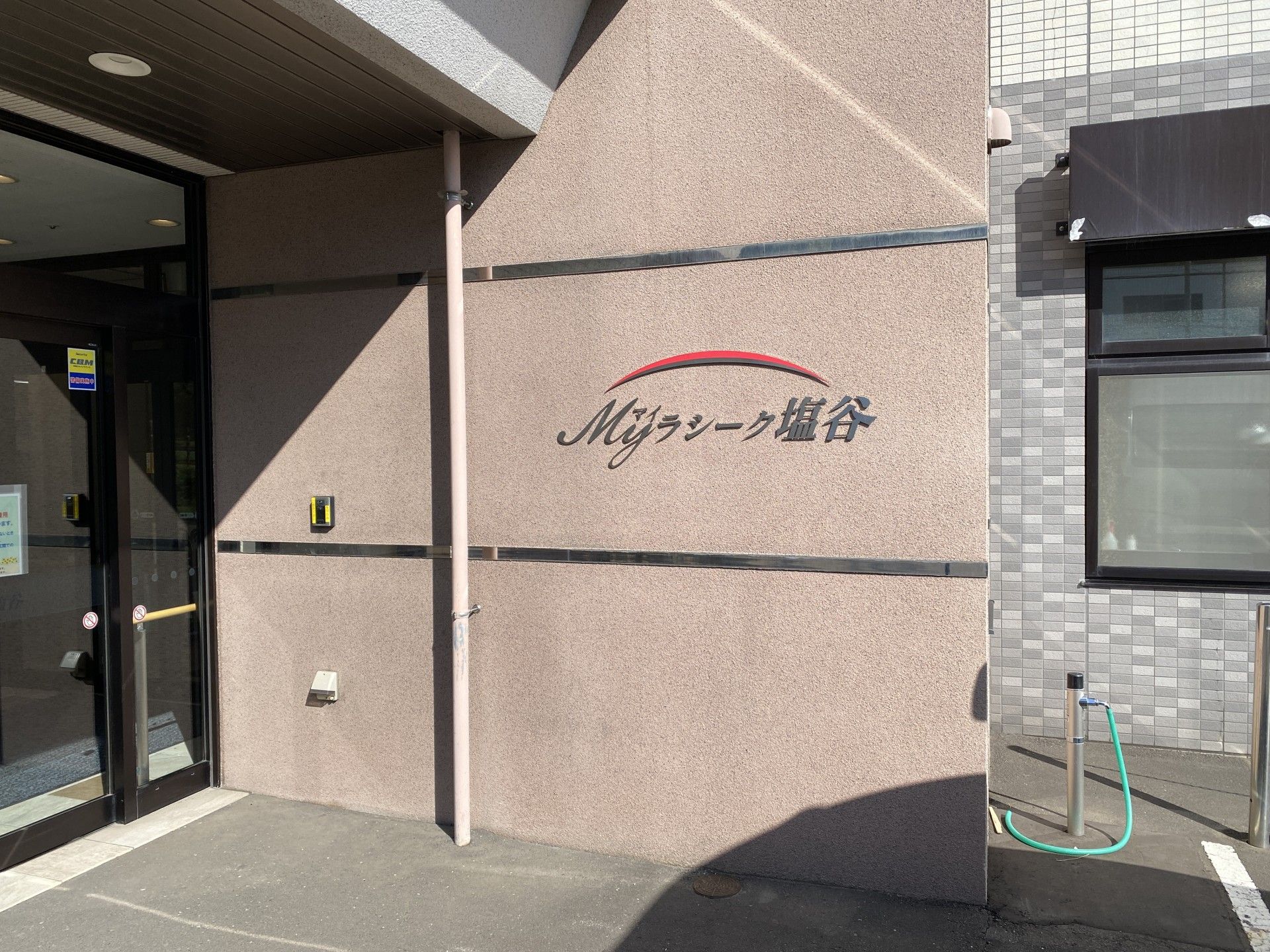 入口の明るい施設外観