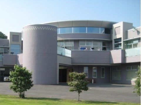 車寄せを完備し、グレー系を配色にした近代的造形の施設外観