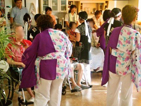 季節イベントで法被姿のボランテイアの人々と入居者様とのふれあいの時間