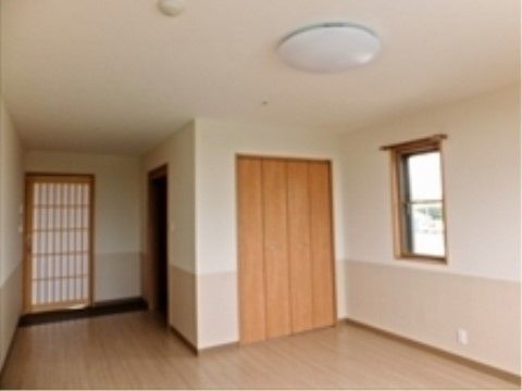 「ドルフィン石岡」の居室。好きな家具をお部屋に置ける、オリジナルなお部屋に変更が可能。