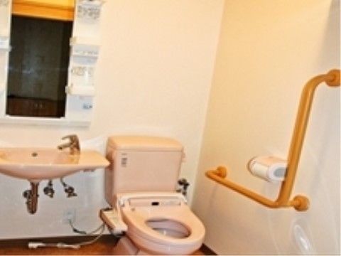 「ドルフィン石岡」のトイレ・洗面台。車椅子の方にも配慮し、洗面台はフットレスに変更している。