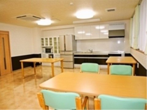 「ドルフィン石岡」のリビング。入居者様と絆を深められ、家族同様な関係が築ける。