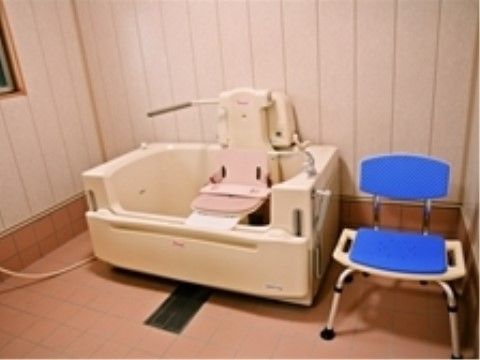 「ドルフィン石岡」の機械浴槽。介護スタッフがサポートしながら浴槽で疲労を低減してくれる。