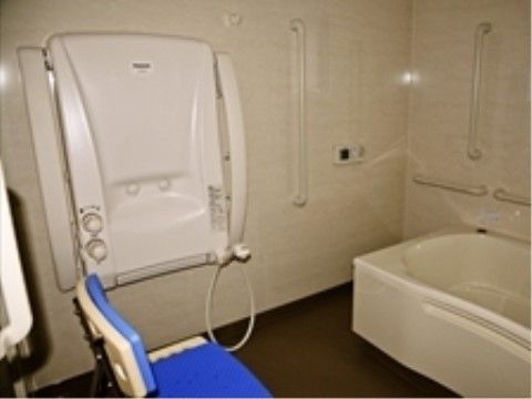 「ドルフィン石岡」の浴室。個別の浴室も完備しており、プライバシーに配慮し気の行くまで入浴ができる。