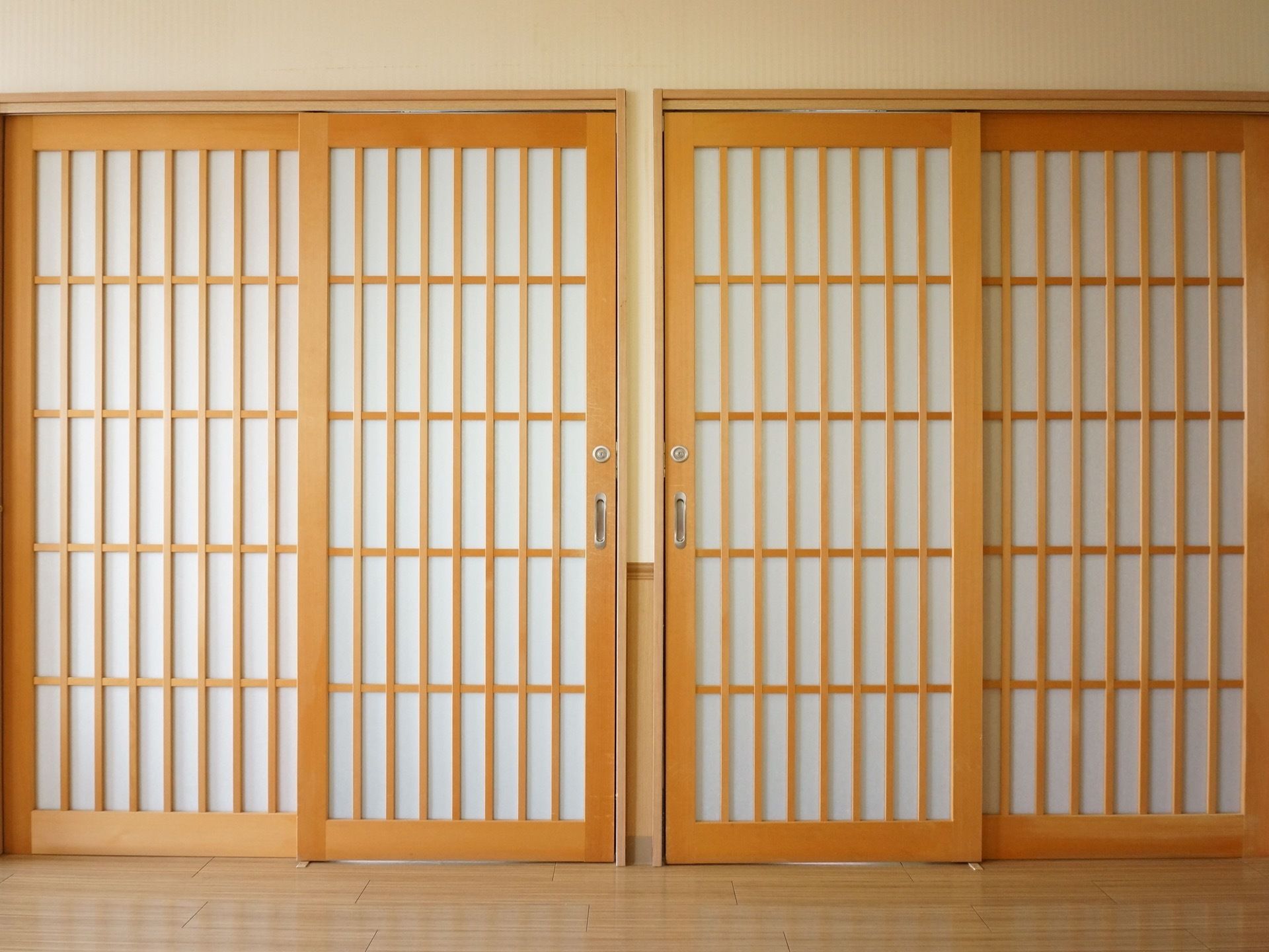 フローリングの床に、障子の扉が4枚並んでいる。縦長の細かい格子になっている。それぞれの入り口には、鍵がかけられるようになっている。