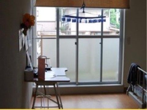 ご入居者様の居室。採光性に優れており、晴れている日は明るい居室空間になる。