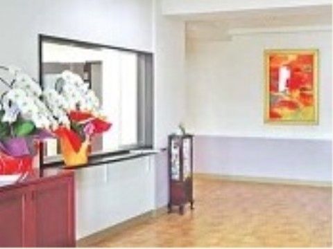「ラポール東高砂」の玄関アプローチ。絵画や胡蝶蘭が置かれた玄関は、段差や凹凸がないバリアフリーの玄関。