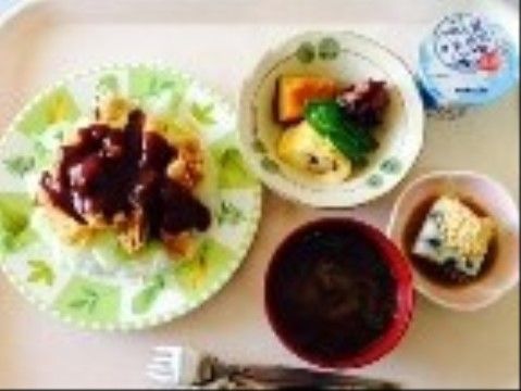 「ラポール東高砂」のお食事。のお食事。朝食のメニューは少なめにしており、食べやすい量に設定されている。