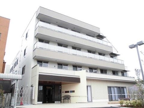 4階建ての住宅型有料老人ホームの外観