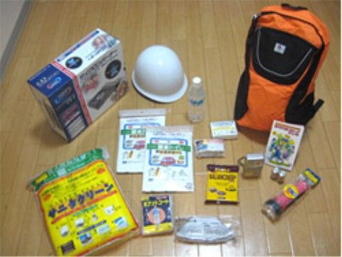 ヘルメットやリュックサックなどの防災グッズ