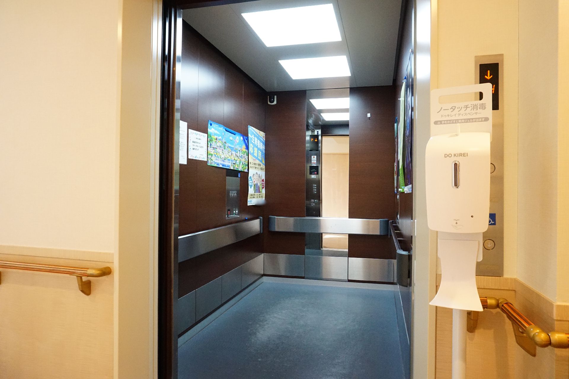 車椅子の方が簡単に利用できる広さがあるエレベーター