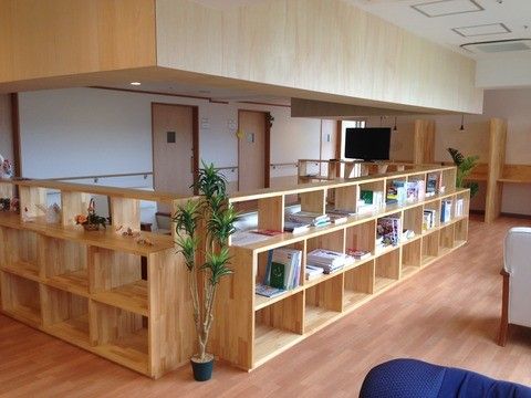 「スマイルホームみずき野」のライブラリーリビング。ソファーを設置しているので楽な姿勢で読める。