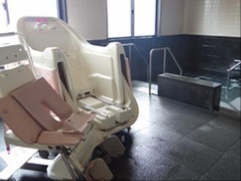 「スマイルホームみずき野」の機械浴室。楽な姿勢のまま、介助スタッフにサポートされながら入浴ができる。