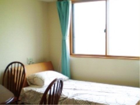 「スマイルホーム豊栄」の居室。自宅の雰囲気と似たようなお部屋で、夜間もぐっすり眠れる。