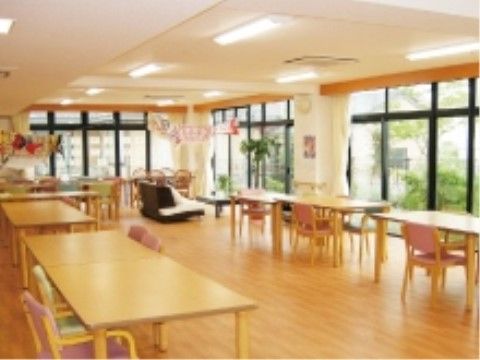 「スマイルホーム豊栄」の食堂。肘掛け付きの手すりを設置しており、両手をそれぞれ左右に置きやすい。