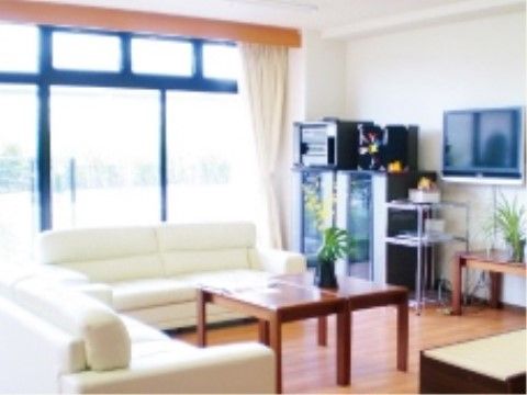 「スマイルホーム豊栄」のコミュニケーションリビング。入居者様方が談笑できる、明るくて気持ちの良い空間である。