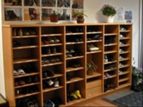 「スマイルホーム豊栄」の玄関。来訪者用の方には、スリッパを用意している。