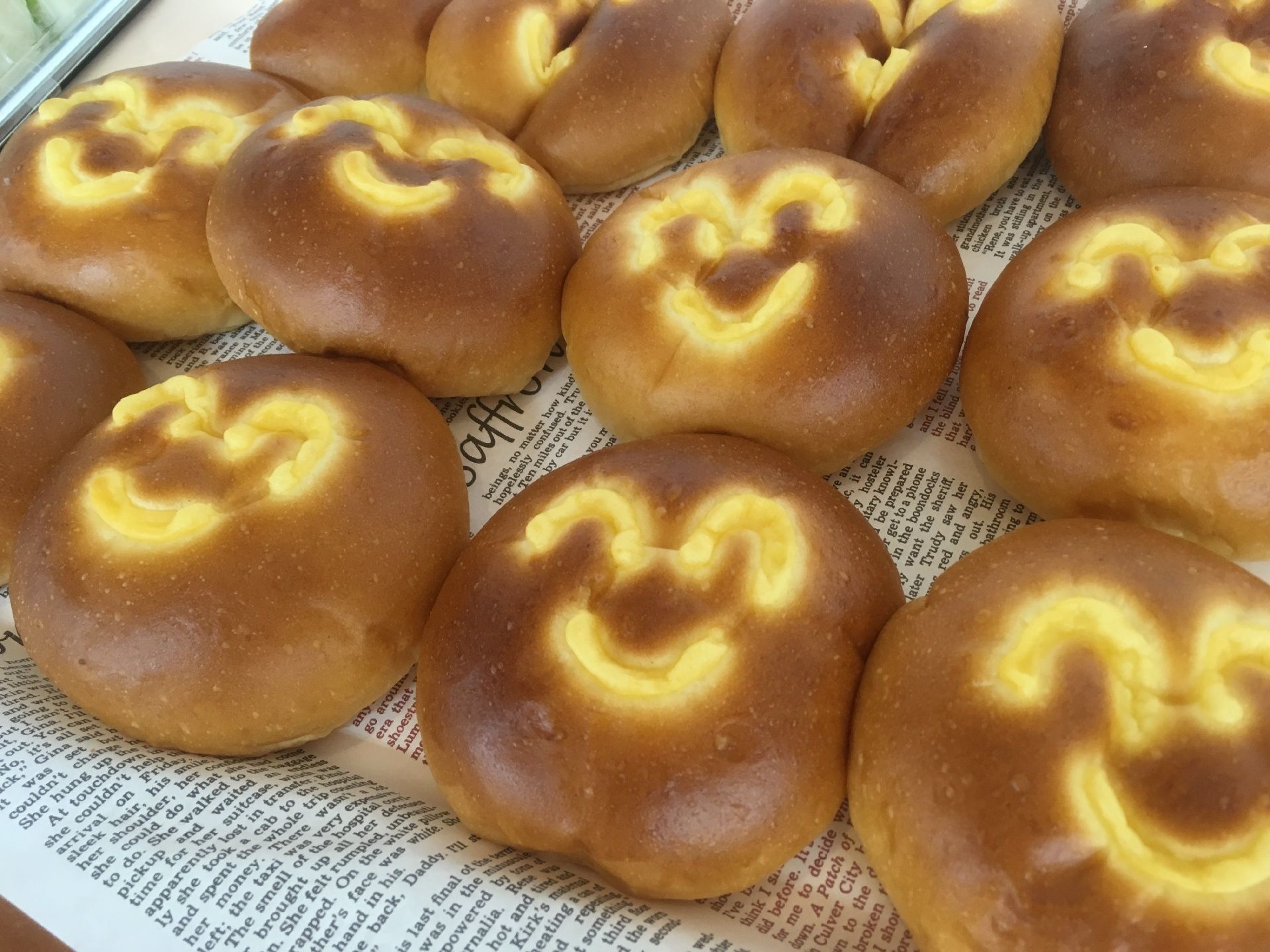 食レクにて作った手作りのパン。にっこりマークがかかれている。