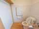 介護施設の明るいトイレの一室