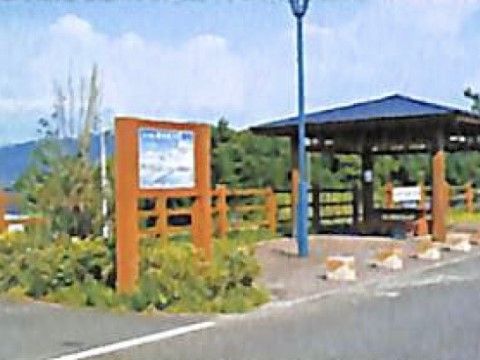 「有料老人ホームつばさ」の周辺環境。川や山を眺められるスポットになっている。